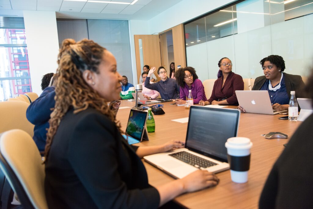 Un groupe diversifié de chefs d'entreprise se réunit dans une salle de conférence pour illustrer le concept des meilleures pratiques de marketing basé sur les comptes.