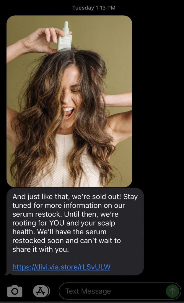 Captura de tela de exemplos de marketing de SMS da Divi, mostrando a foto de uma mulher aplicando um produto para o cabelo e um link para uma loja online.