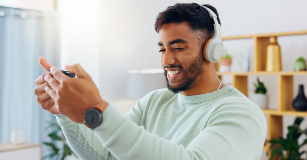 Un hombre indio utiliza un teléfono inteligente, posiblemente para consultar su correo electrónico