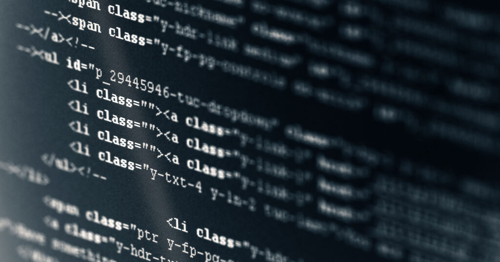 Primer plano HTML de código informático en un monitor de ordenador