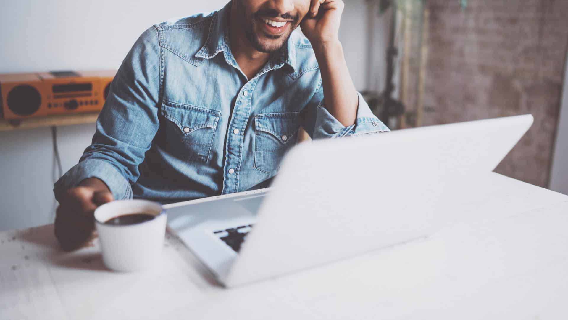 Un hombre nota una mejora en la UX en su sitio después de realizar un mantenimiento SEO.