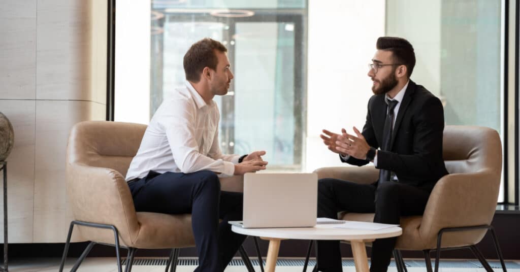 Dos hombres de la industria de servicios financieros hablan sobre la automatización del marketing en un entorno empresarial.