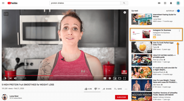 YouTube の動画の右側にある動画ディスカバリー広告の例。