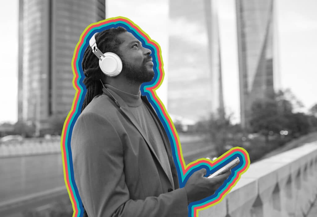 un hombre en un espacio exterior escucha auriculares y usa su teléfono inteligente para recibir mensajes de marketing SMS