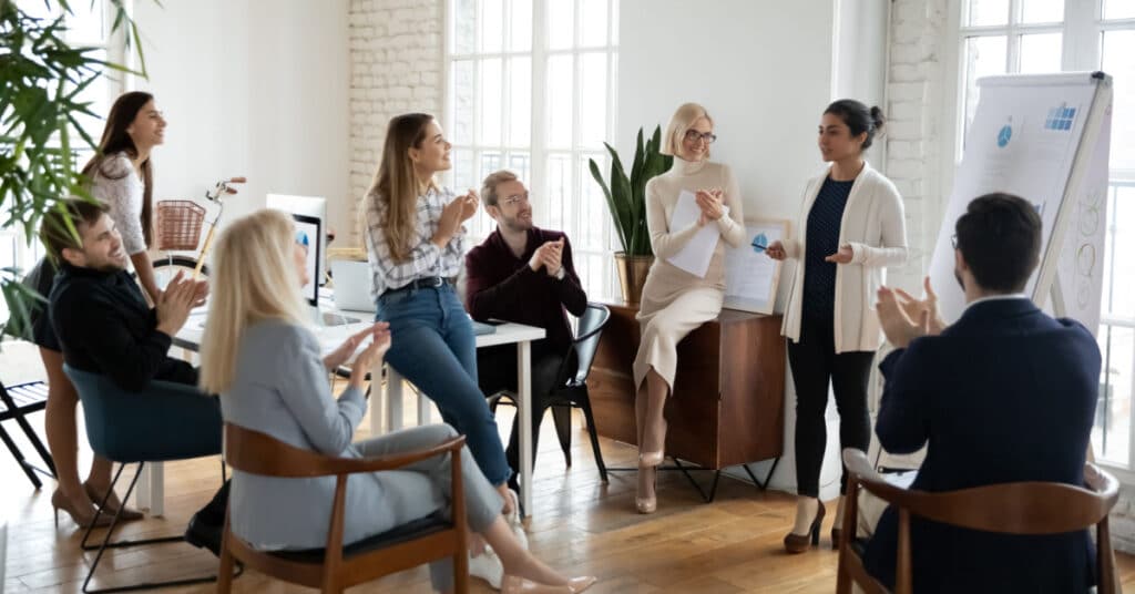 Une équipe diversifiée travaille ensemble pour créer la structure parfaite d’équipe marketing b2b.