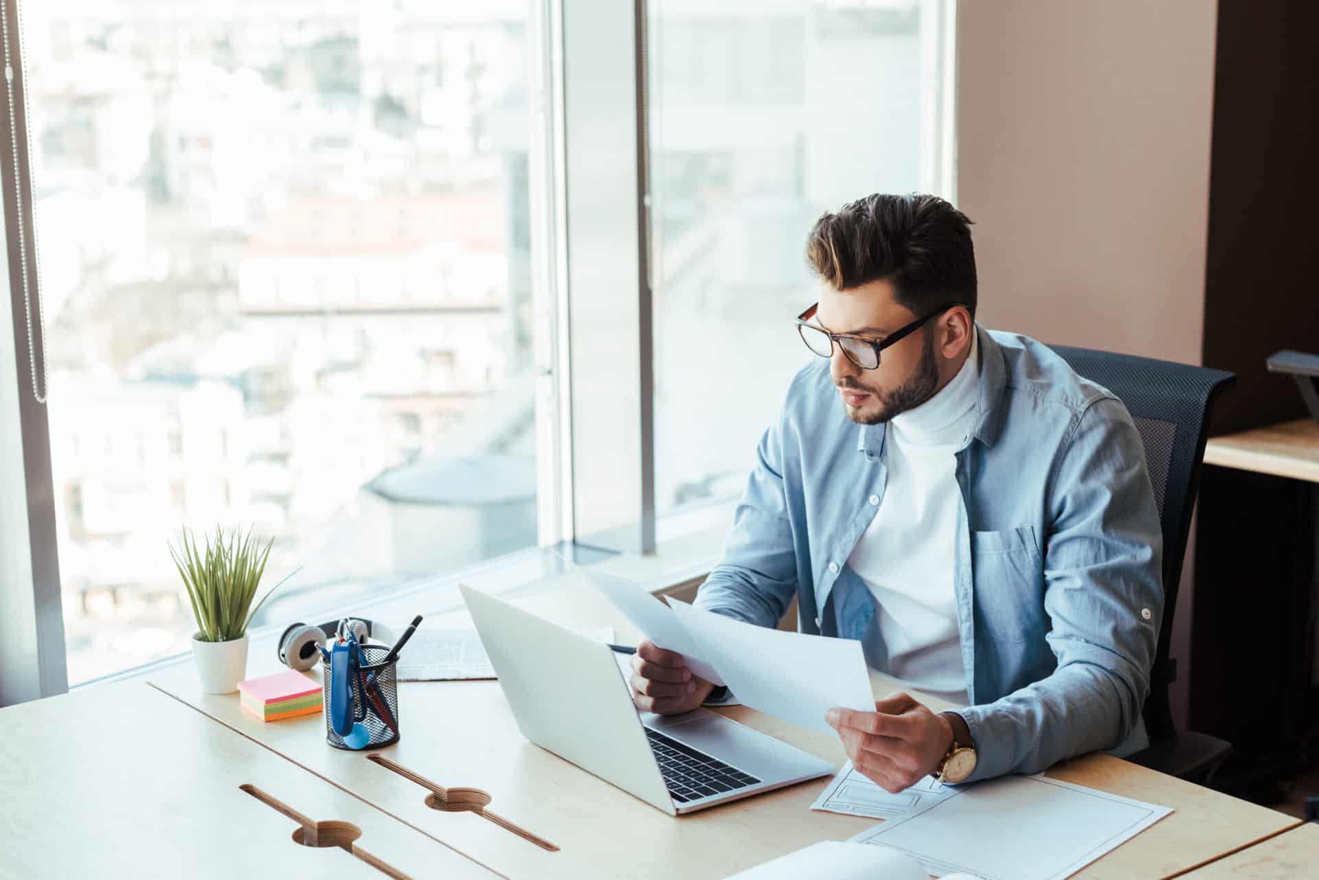 Um homem trabalha na construção de links para seu site.