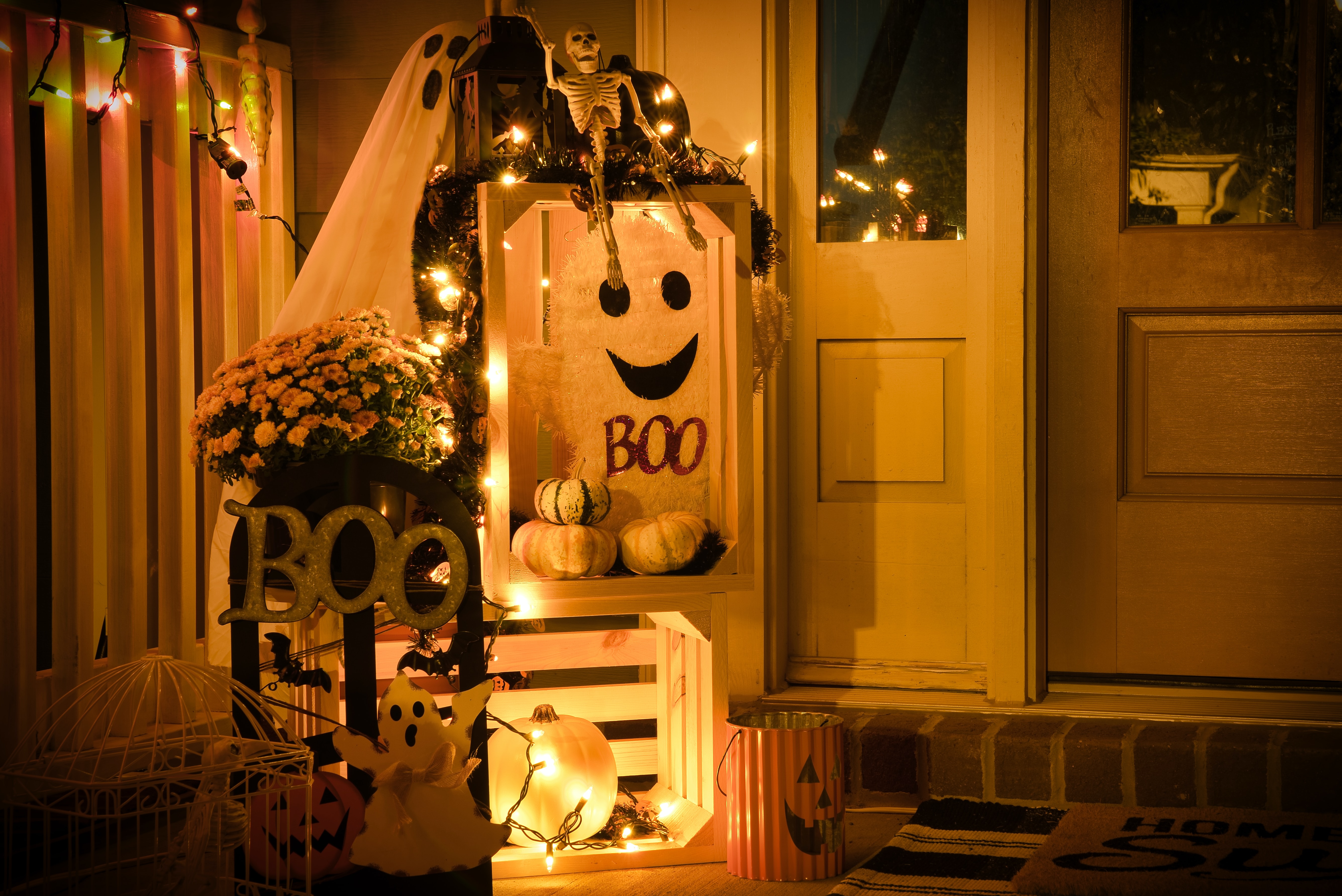 Un lato di un portico decorato per Halloween illuminato di notte