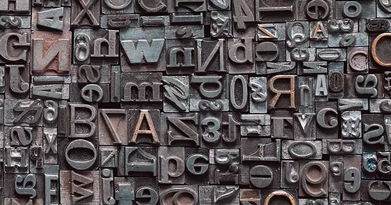 Lettres typographiques disposées sur une table.