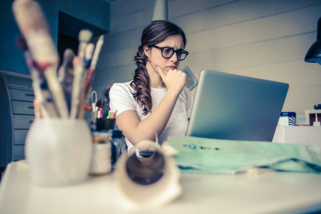 una chica haciendo investigación