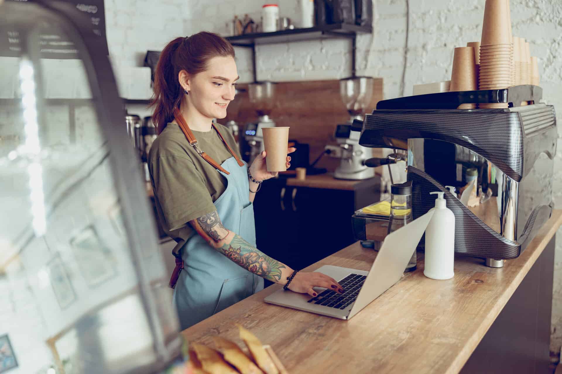 Une femme qui crée le site Web de sa franchise pour le référencement.