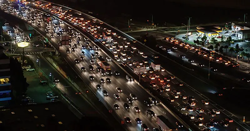 Nachts stehen Autos auf einer Autobahn im Stau.