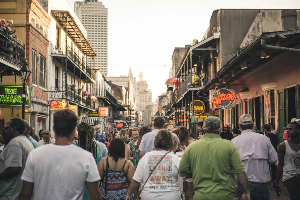 Les touristes se promènent