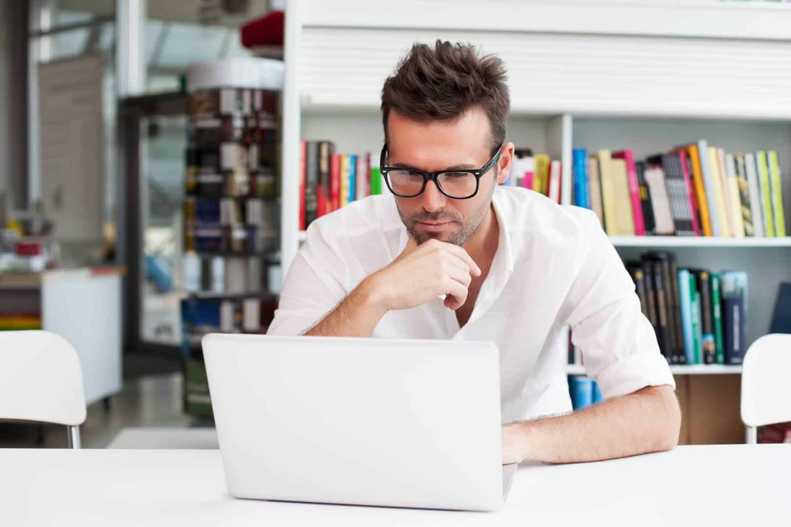 Homem feliz trabalhando no laptop