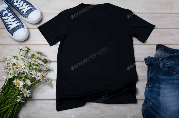 Maquette de t-shirt noir avec des fleurs de marguerite et un jean