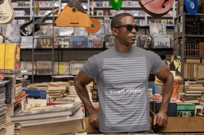 Maquette de t-shirt mettant en vedette un homme avec des lunettes de soleil