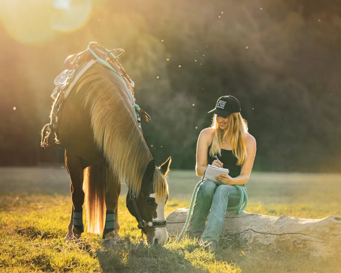 Ländliche Seite: Mädchen mit Pferd