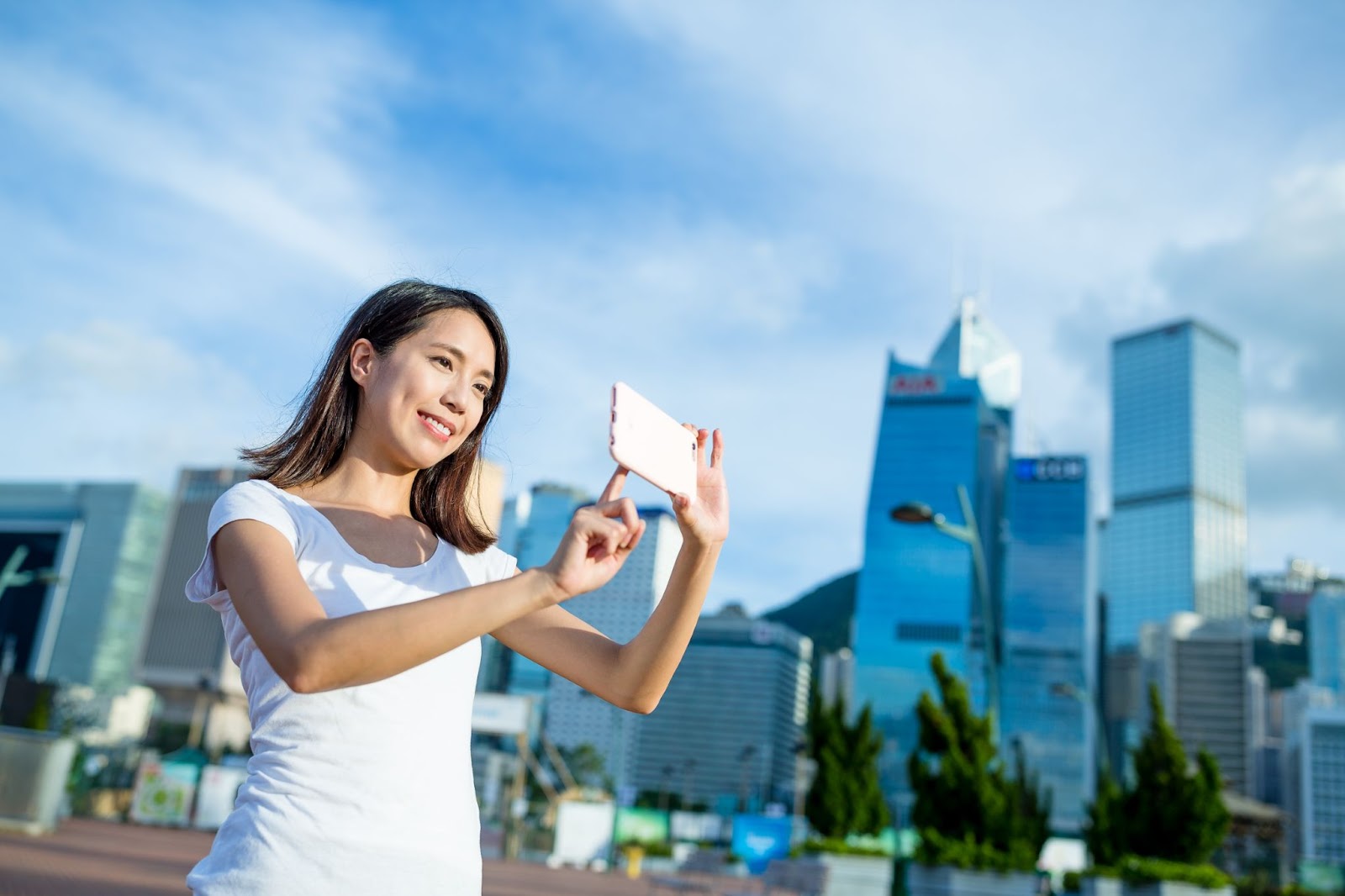 旅行中に写真を撮る女性