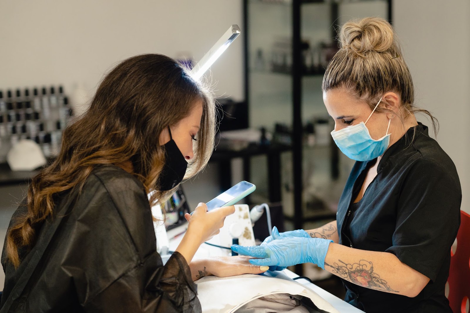 salón de belleza capturando nuevas uñas en Instagram