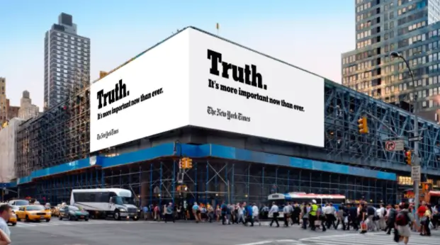 ภาพนี้แสดงแคมเปญ "The Truth is Hard" ของ New York Times ที่เปิดตัวในปี 2017 โดยเน้นย้ำถึงความมุ่งมั่นต่อความซื่อสัตย์และความท้าทายในการส่งมอบความจริงผ่านการตลาดแบบบูรณาการบนป้ายโฆษณา โฆษณาวิดีโอ โซเชียลมีเดีย และโฆษณาสิ่งพิมพ์