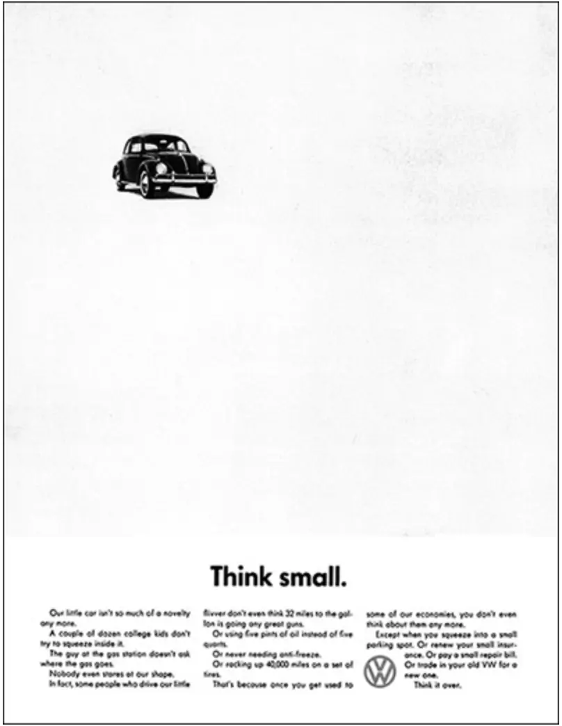 ภาพนี้แสดงแคมเปญโฆษณา "Think Small" ของ Volkswagen ซึ่งสร้างสรรค์โดย DDB ในช่วงปลายทศวรรษ 1950 โดยวางตำแหน่ง Volkswagen Beetle ให้เป็นรถยนต์ขนาดเล็กที่เชื่อถือได้ และเป็นตัวเลือกที่ชาญฉลาดสำหรับผู้บริโภคชาวอเมริกัน แคมเปญนี้ประสบความสำเร็จทั้งในด้านสื่อสิ่งพิมพ์ โทรทัศน์ ป้ายโฆษณา และวิทยุ ช่วยกระตุ้นยอดขายของ Beetle ด้วยความเรียบง่ายและมีประสิทธิภาพ