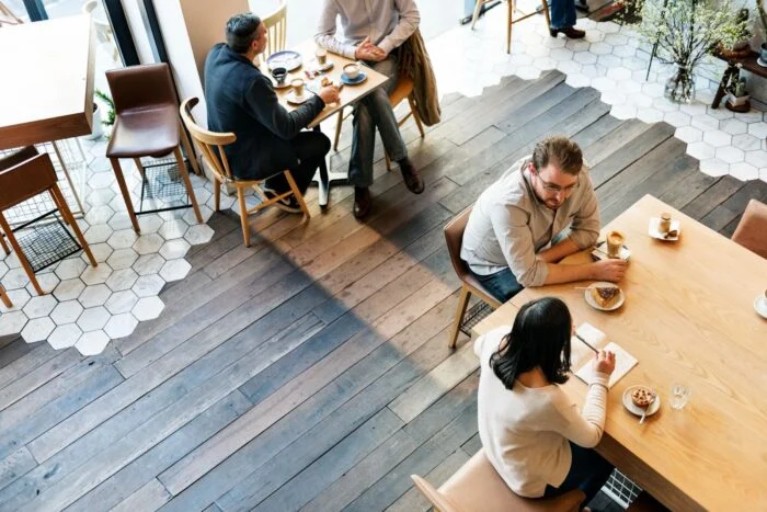 clientes disfrutando de la comida en la cafetería