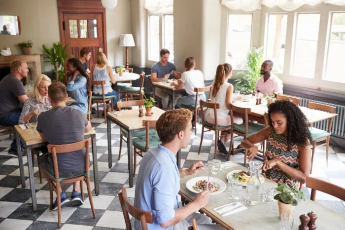 Clientes disfrutando de la comida en el restaurante y cafeterías.