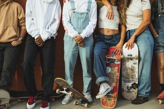 estilo skaters, con jeans holgados, zapatillas adidas y vans