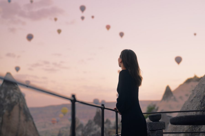 gadis perjalanan di cappadocia