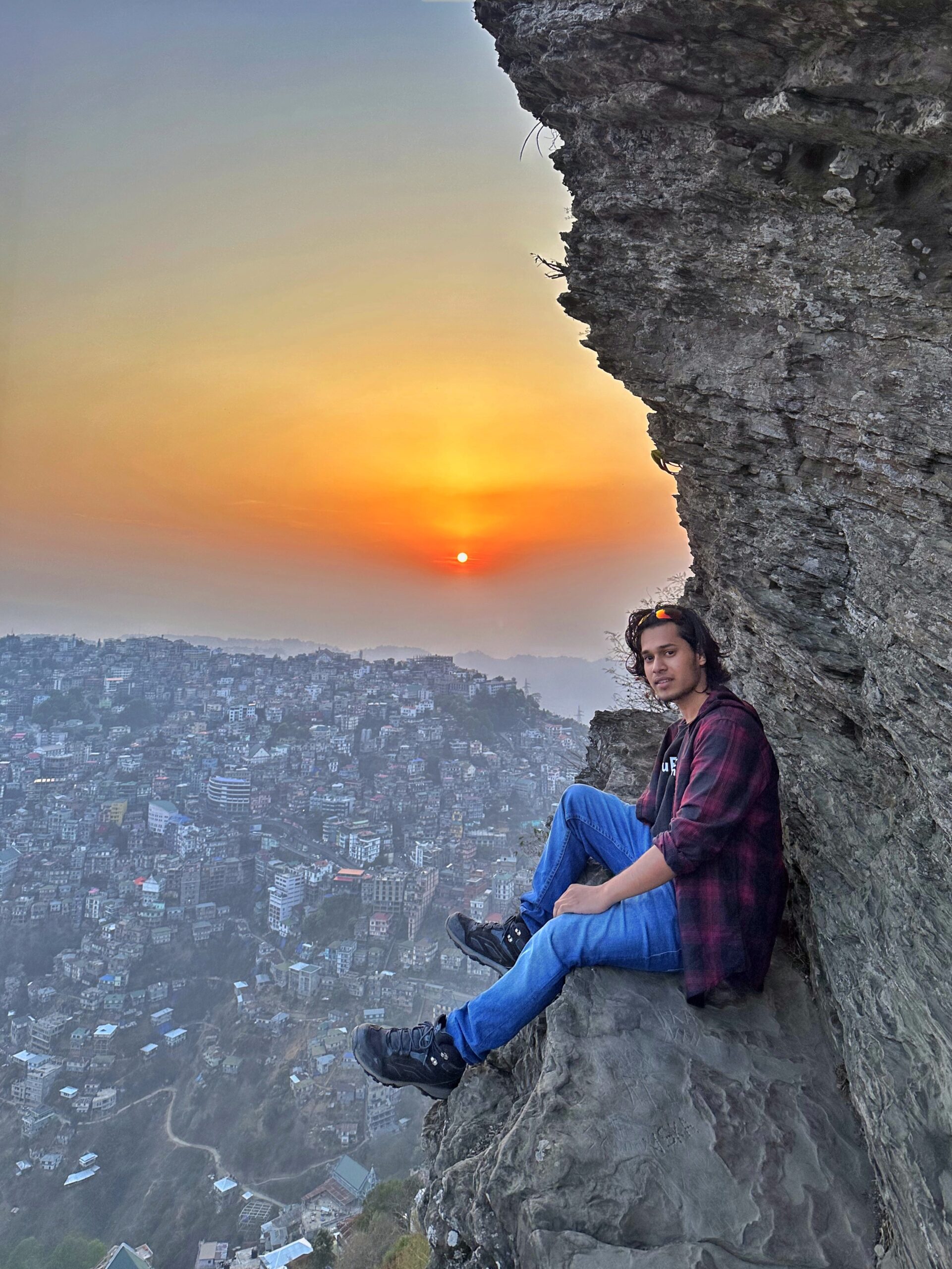 Vue du coucher de soleil sur le pic Aizawl - Photo de Inu Etc