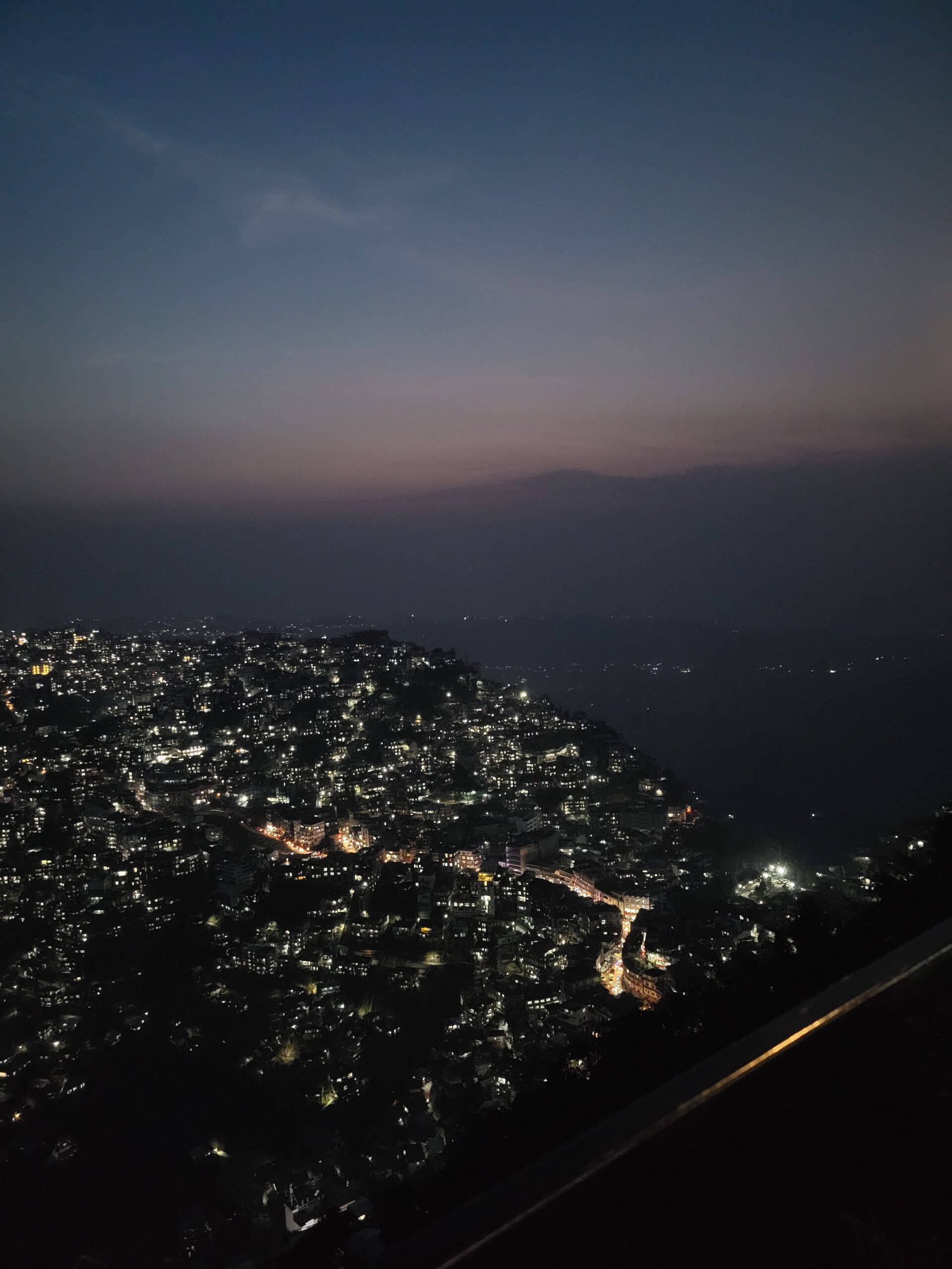 Vista noturna da cidade de Aizawl