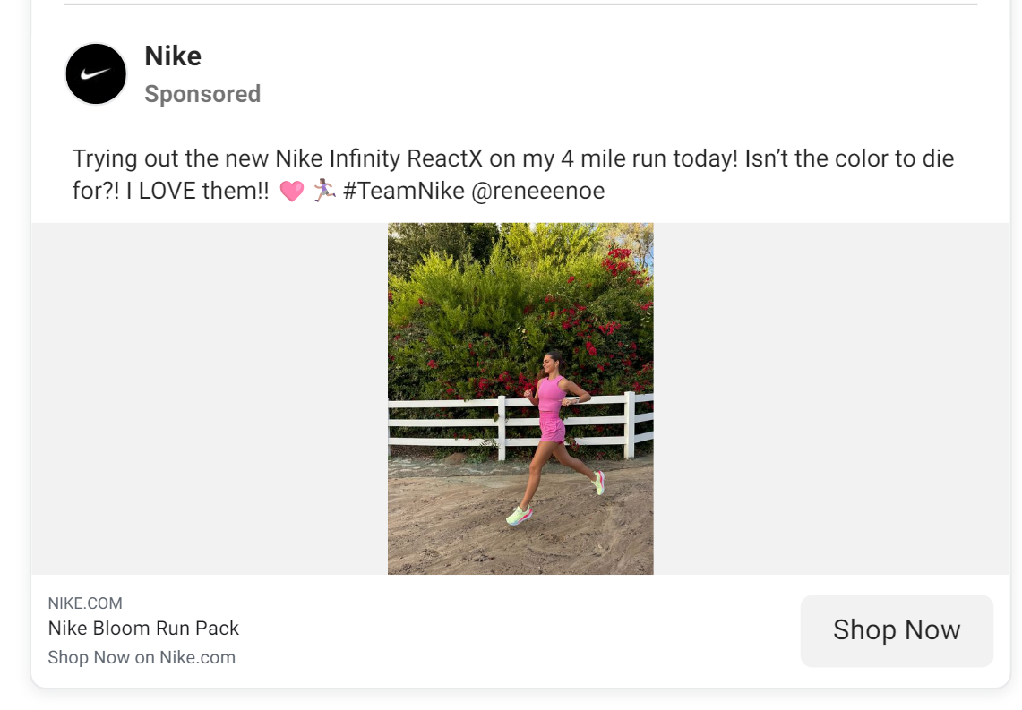 Publicación social de Nike de una niña corriendo con un conjunto deportivo rosa