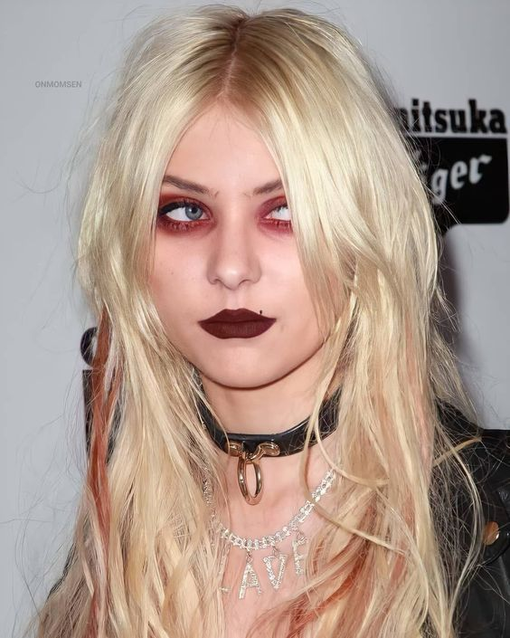 taylor momsen profil resmi