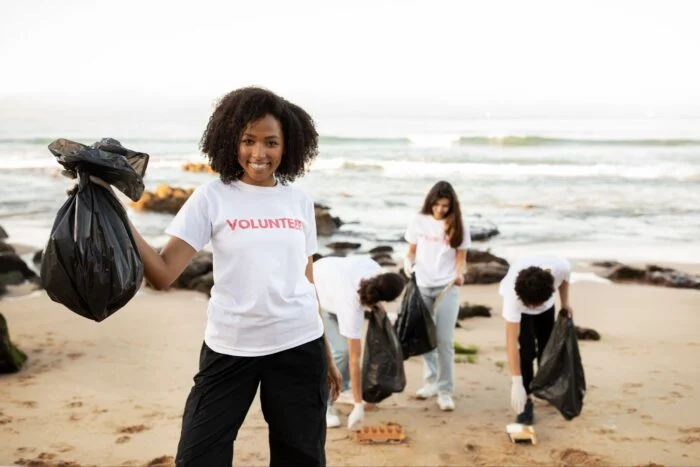 des organisations non gouvernementales aident à nettoyer les plages 