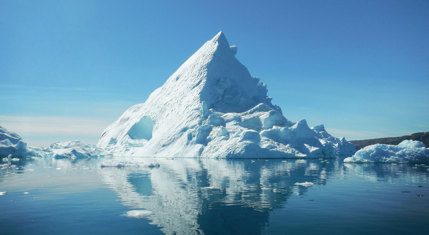 Un iceberg nell'oceano.