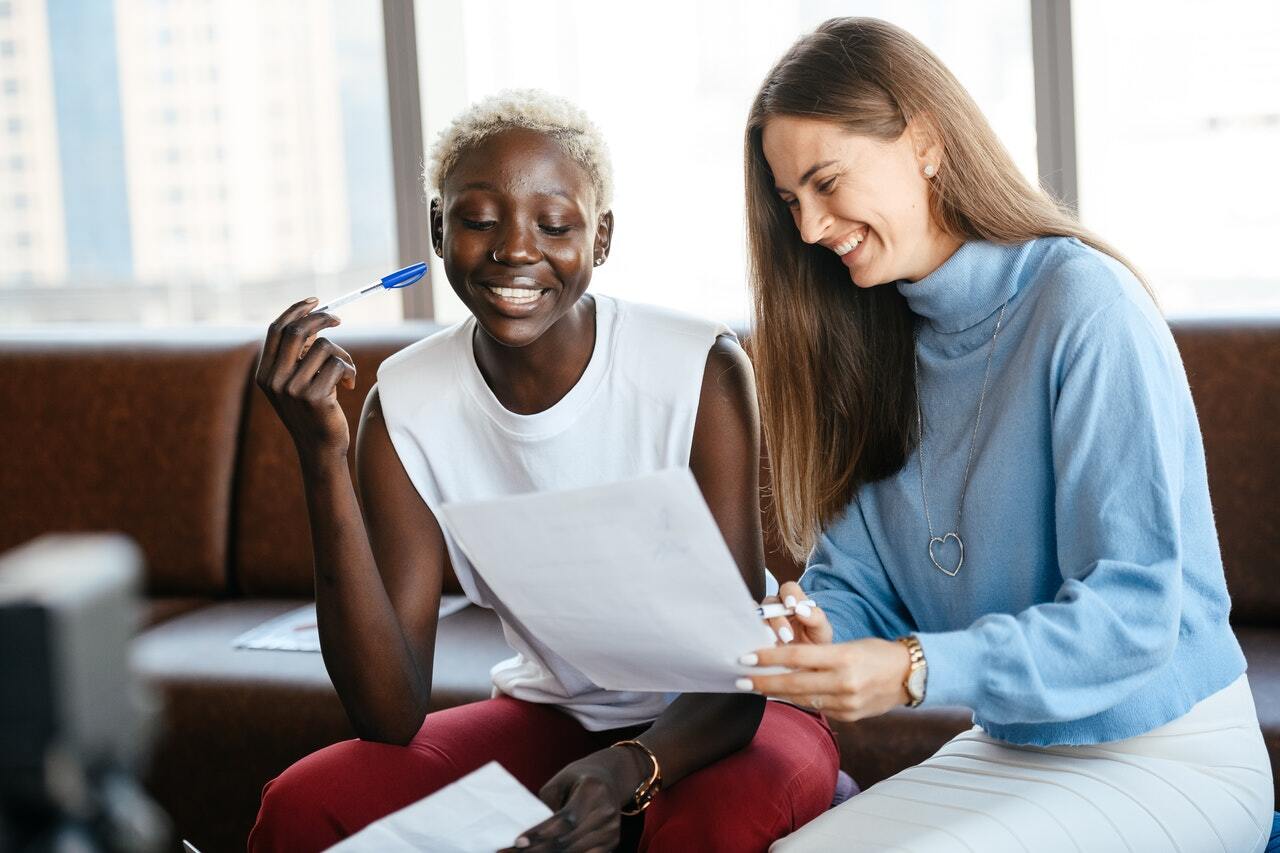 Deux employés assis l'un à côté de l'autre.