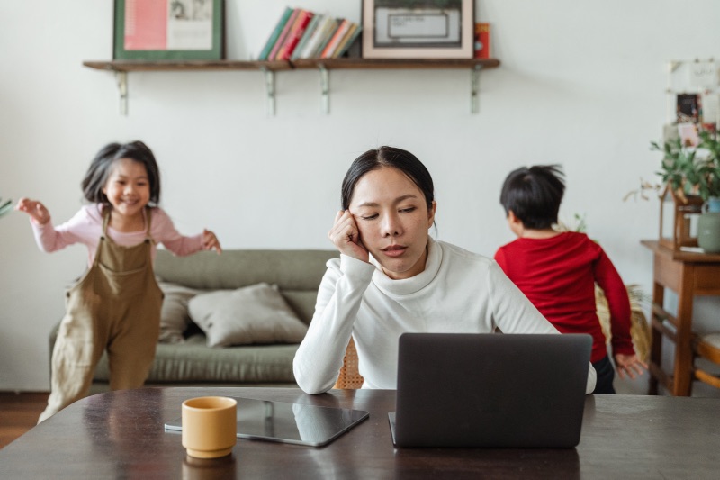 騒々しい子供たちとリモートワーカーのストックイメージ