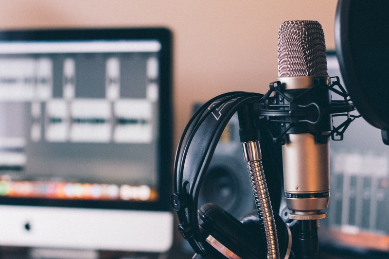 Configurazione per creare un podcast con cuffie DAW microfono