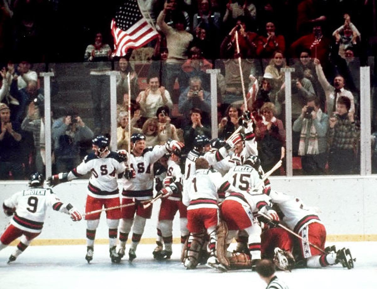 L'etma di hockey maschile olimpico degli Stati Uniti del 1980 celebra la loro vittoria