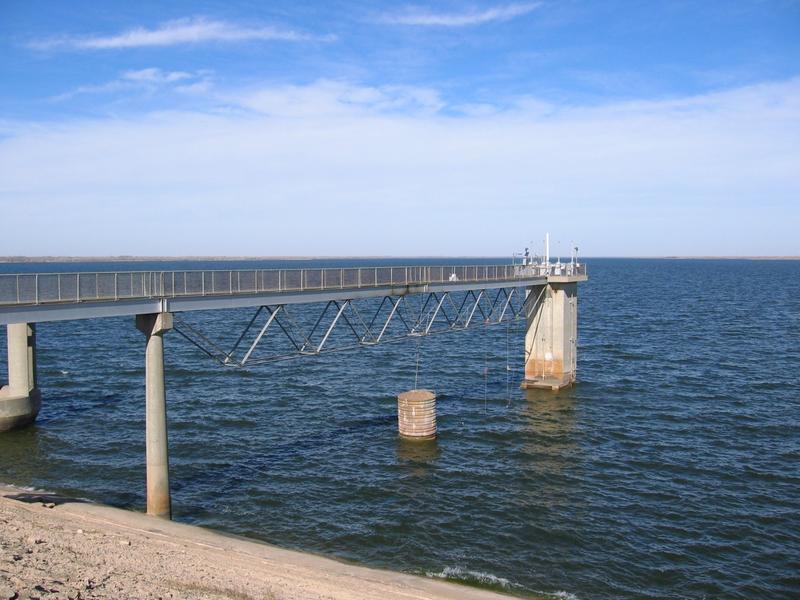 la riva sabbiosa del lago di Cheney Reservoir in Kansas