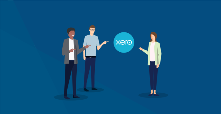 三個人圍成一圈，指著 xero 標誌