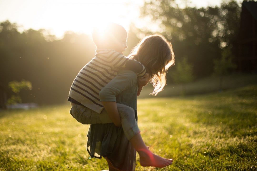 a cuestas con dos niños