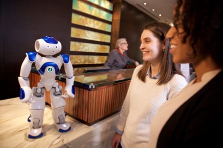 Connie es un ejemplo de inteligencia artificial, una tecnología hotelera emergente.