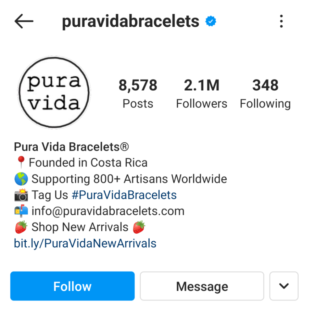 Pura Vida 手链的 Instagram。在截止点下：“标记我们#PuraVidaBracelets。”公司邮箱。 “选购新品。”