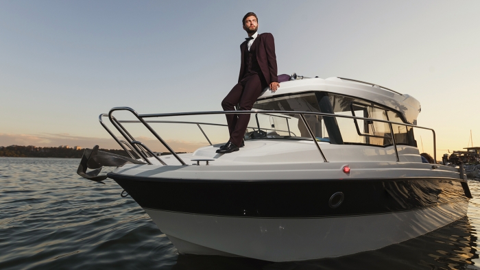 homme qui a réussi sur un yacht