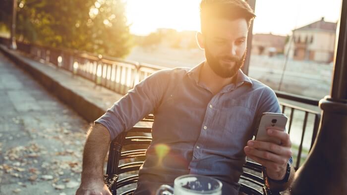 hombre con teléfono inteligente