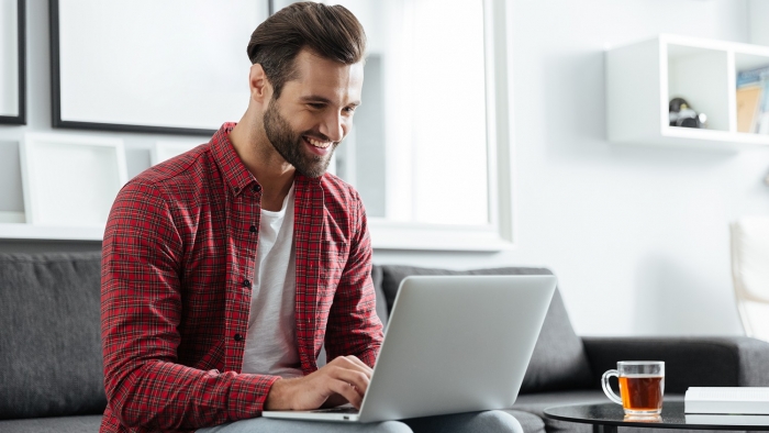 hombre con computadora