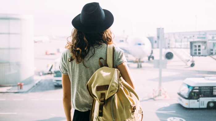 mujer con mochila