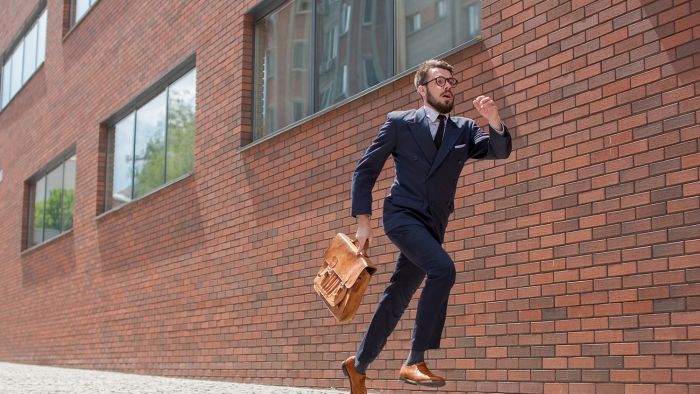 hombre con traje corriendo