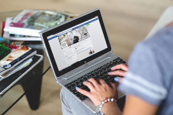 taccuino del computer portatile delle mani della donna