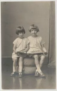 L'auteur Elizabeth Jolley et sa sœur (plus jeune) Madelaine Winifred dans le jardin, 1927.